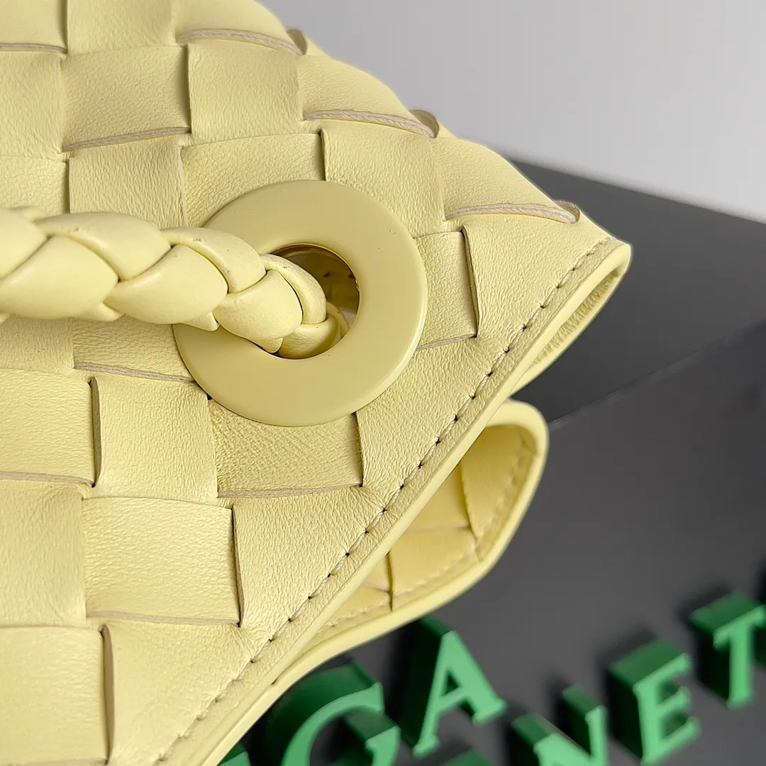 The 2023 new Andiamo batch of 2260 BV has been shipped‼ ️Really popular🔥The new Andiamo woven handbag launched by Bottega Veneta this season is really popular all over the world! ! Celebrities at home and abroad have worn it, and Oscar-winning actress Michelle Yeoh has taken it out on the street. Song Jia, Trai Yara, Yu Feihong, Sanji Ayaka, Rosie Hunting-Whiteley, Yoshioka Riho, etc. have all picked up this bag. It is classic and versatile, showing off its temperament, and the bag capacity is also large, which is very convenient for daily commuting! ! A variety of carrying methods, the shoulder straps can be adjusted by yourself, the original lambskin feels soft and delicate, and the unisex style breaks the gender boundaries and brings a more practical and long-lasting use experience. Andiamo, which has both elegant and casual styles, perfectly interprets the true appearance of "fashionable old money style". Style number: 743572 Size: 32*24*12